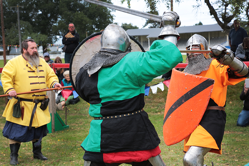 Medieval Market : Swords and Armour : Medieval Fighting : Levin : New Zealand : Richard Moore : Journalist : Photographer :